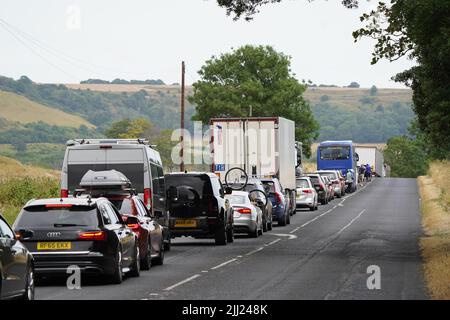 La circulation fait la queue sur le A20 près de Folkestone dans le Kent tandis que les familles se lancent dans des escapades au début des vacances d'été pour de nombreuses écoles en Angleterre et au pays de Galles. Date de la photo: Vendredi 22 juillet 2022. Banque D'Images