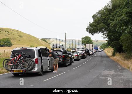 La circulation fait la queue sur le A20 près de Folkestone dans le Kent tandis que les familles se lancent dans des escapades au début des vacances d'été pour de nombreuses écoles en Angleterre et au pays de Galles. Date de la photo: Vendredi 22 juillet 2022. Banque D'Images