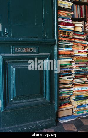 Piles verticales de livres d'occasion Banque D'Images