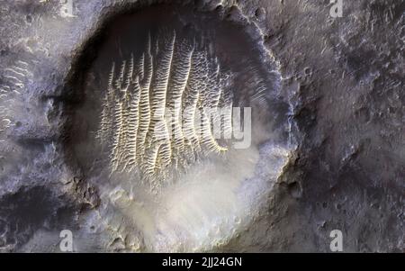 Un Observatoire de Greenwich sur Mars ID NASA: PIA25090 le cratère au centre de cette image HiRISE définit où se trouve la longitude zéro sur Mars, comme le fait l'Observatoire de Greenwich pour la Terre. À l'origine, le plus grand cratère dans lequel se trouve ce cratère, appelé cratère aéré, a défini une longitude zéro pour la planète Rouge. Mais à mesure que les images à haute résolution sont disponibles, une fonction plus petite était nécessaire. Ce cratère, appelé Airy-0 (zéro), a été sélectionné car il ne nécessiterait aucun ajustement des cartes existantes. Ces jours-ci, la longitude sur Mars est mesurée encore plus précisément en utilisant le suivi radio de landers comme dans Banque D'Images