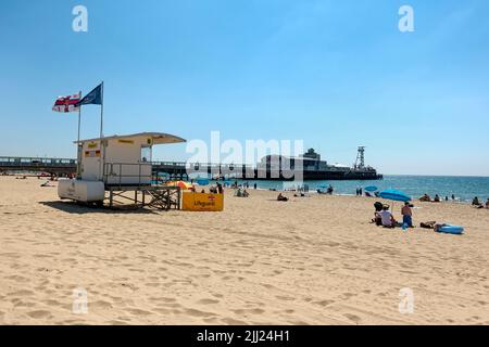 Bournemouth, Dorset, Royaume-Uni - 11 juillet 2018: Une station de garde de la plage RNLI sur la plage de Bournemouth à Dorset, Angleterre, Royaume-Uni Banque D'Images