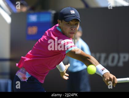 Brandon Nakashima (États-Unis) sur le premier court du Rothesay International tennis, Devonshire Park, Eastbourne, Royaume-Uni. 20th juin 2022. Il a battu Jay Clarke (GB) Banque D'Images