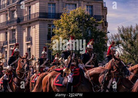 14th du 2022 juillet Paris fête de la Bastille les troupes de Cavalry marchent dans la rue près de la place de la Concorde Banque D'Images