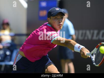 Brandon Nakashima (États-Unis) sur le premier court du Rothesay International tennis, Devonshire Park, Eastbourne, Royaume-Uni. 20th juin 2022. Il a battu Jay Clarke (GB) Banque D'Images