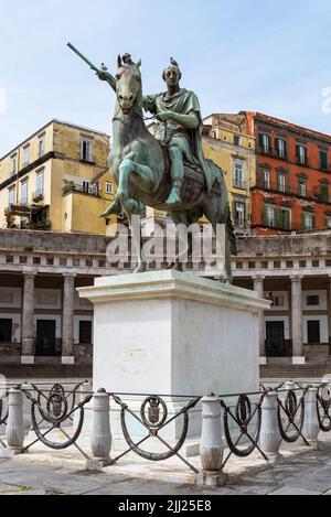 Statue de bronze de l'homme à cheval sur la place plebiscito à Naples, Italie Banque D'Images