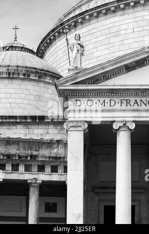 Photo en noir et blanc montrant en détail la façade extérieure de la basilique pontificale royale de San Francesco da Paola sur la place du plébiscite à Naples Banque D'Images