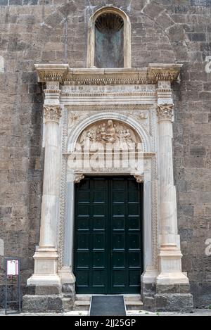 Cadre de porte sculpté en marbre ornant l'entrée de l'église médiévale de naples, en Italie Banque D'Images