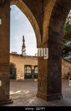 Obélisque avec madonna au sommet, vue de l'intérieur de l'église médiévale de Naples, en Italie Banque D'Images
