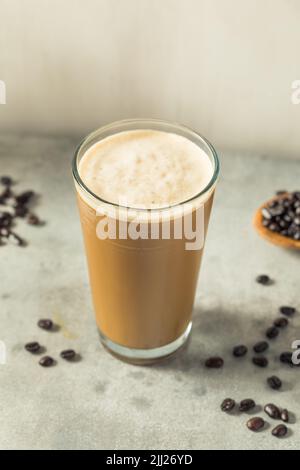 Un café au Nitro froid mousseux dans un verre Banque D'Images