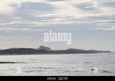 La silhouette du château de Bamburgh dans la lumière du soir de Seahouses, Northumberland, Angleterre Banque D'Images