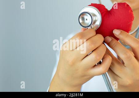 vérifiez sur un cœur. Concept de soins de santé Banque D'Images