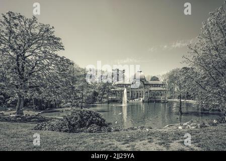 Paysage noir et blanc du lac Parque del Retiro avec Palais de Cristal et arbres Banque D'Images