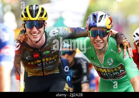 Belge Nathan Van Hooydonck de Jumbo-Visma et Belge Wout Van Aert de Team Jumbo-Visma photographié pendant la phase 19 de la course cycliste Tour de France, de Castelnau-Magnoac - Cahors (189km), France, le vendredi 22 juillet 2022. Le Tour de France de cette année a lieu du 01 au 24 juillet 2022. BELGA PHOTO DAVID PINTENS - SORTIE ROYAUME-UNI Banque D'Images