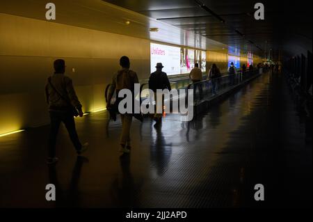 Personnes sur un passage en mouvement à l'aéroport de Luxembourg. Banque D'Images