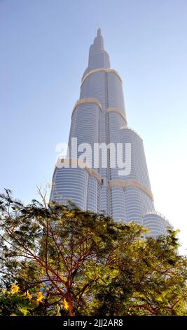 Burj Khalifa (arabe : ??? ???? , 'Khalifa Tower') est un gratte-ciel extrêmement grand à Dubaï, aux Émirats arabes Unis, nommé d'après Khalifa bin Zayed Al Nahy Banque D'Images