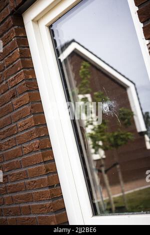 2022-07-22 17:03:58 OSS - Un trou de balle dans une fenêtre sur le Veekraal avant un tournage a eu lieu. Pour la quatrième fois de suite, une maison dans un quartier résidentiel de OSS a été filmée. La police soupçonne qu'il y a une relation entre les maisons qui ont été abattées et les gens qui y vivent. ANP ROB ENGELAR pays-bas sortie - belgique sortie Banque D'Images