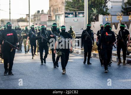 Gaza, bande de Gaza, Palestine. 20th juillet 2022. Bande de Gaza, Palestine. 20 juillet 2022. Des membres armés des Brigades Izz al-DIN al-Qassam, l'aile militaire du Hamas, tiennent une marche militaire à la mémoire de l'enlèvement du soldat israélien Oron Shaul dans la ville de Gaza. Le corps d'Oron Shaul a été capturé par le Hamas le 20th juillet 2014 lors de l'offensive militaire israélienne « bordure protectrice » dans la bande de Gaza (Credit image: © Yousef Mohammed/IMAGESLIVE via ZUMA Press Wire) Banque D'Images