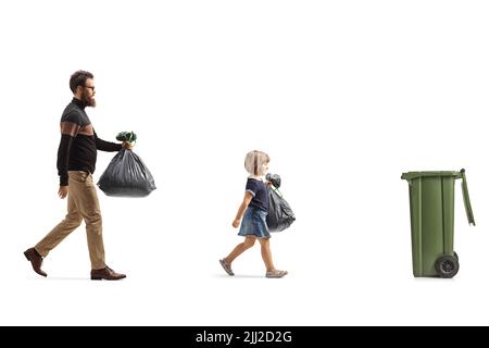 Père et fille avec des sacs en plastique qui marchent vers un bac à rougettes isolé sur fond blanc Banque D'Images