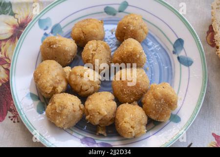 boulettes de poisson frites dans un plat Banque D'Images