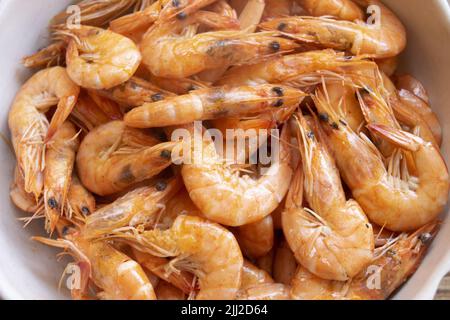 déposer à plat les crevettes frites dans un bol en céramique Banque D'Images