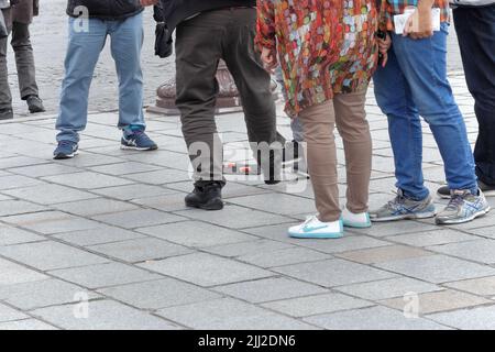 Paris / France - 10 juin 2019: Les artistes de con exécutent le jeu de coquillages illégal, confidence trick scam, exécuté avec des boîtes d'allumettes Banque D'Images