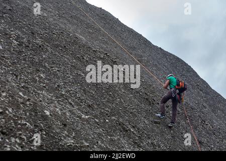 Grimpeurs de roche sur l'énorme formation de piliers de roche de Meteora, Kalabaka, Grèce. Escalade en plein air sur un mélange de grès et de conglomérat Banque D'Images