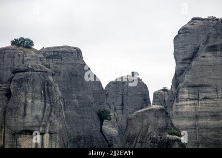 Les énormes piliers de roche formation de Meteora, l'altération par l'eau, le vent, et les extrêmes de température sur les failles verticales, le centre de la Grèce Banque D'Images