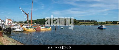 Vue panoramique. Barge ancienne amarrée et bateaux à Woodbridge sur la rivière Deben avec le moulin de Tide à l'arrière Suffolk Angleterre Banque D'Images