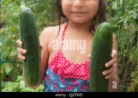 enfant avec des produits biologiques dans le jardin Banque D'Images