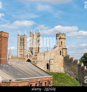 Tour d'observation du château de Lincoln avec cathédrale derrière la promenade murale, Lincoln City 2022 Banque D'Images