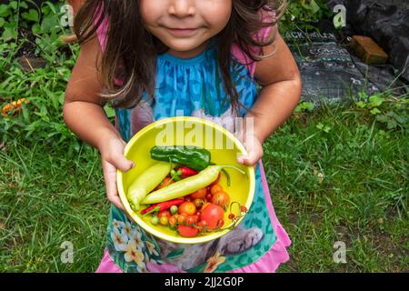 enfants avec des produits biologiques dans le jardin Banque D'Images