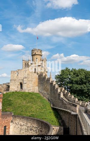 Tour d'observation Château de Lincoln avec tours de cathédrale derrière le mur de promenade, Lincoln City 2022 Banque D'Images