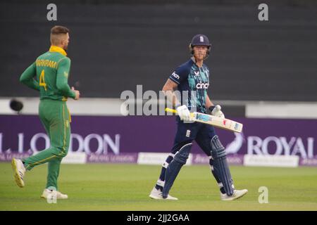 Chester le Street, Angleterre, 19 juillet 2022. Aiden Markram court pour serrer la main avec Ben Stokes alors qu'il quitte le terrain après avoir été donné LBW dans ses derniers gains d'un jour pour l'Angleterre au siège unique Riverside. Crédit : Colin Edwards Banque D'Images