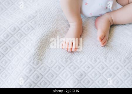 pieds de bébé sur fond blanc Banque D'Images