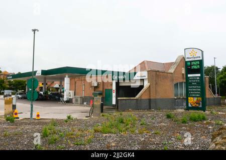 Bridport, Dorset, Royaume-Uni. 22nd juillet 2022. Les clients de la station-service de Morrisons à Bridport à Dorset payent plus que prévu pour le carburant avec de l'essence sans plomb au prix de 192,9p et du diesel au prix de 196,9p. À 20 kilomètres de chez Yeovil, dans le Somerset, le prix de l'essence sans plomb est de 173,7p et celui du diesel est de 185,7p, soit une différence de 19,2p pour l'essence sans plomb et de 11,2p pour le diesel. (Images des prix de Yeovil incluses dans l'ensemble). Crédit photo : Graham Hunt/Alamy Live News Banque D'Images