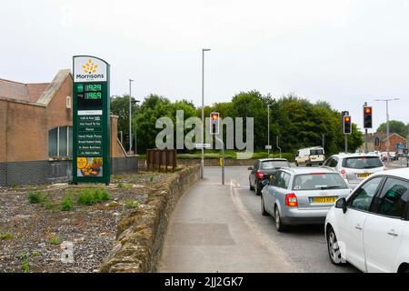 Bridport, Dorset, Royaume-Uni. 22nd juillet 2022. Les clients de la station-service de Morrisons à Bridport à Dorset payent plus que prévu pour le carburant avec de l'essence sans plomb au prix de 192,9p et du diesel au prix de 196,9p. À 20 kilomètres de chez Yeovil, dans le Somerset, le prix de l'essence sans plomb est de 173,7p et celui du diesel est de 185,7p, soit une différence de 19,2p pour l'essence sans plomb et de 11,2p pour le diesel. (Images des prix de Yeovil incluses dans l'ensemble). Crédit photo : Graham Hunt/Alamy Live News Banque D'Images