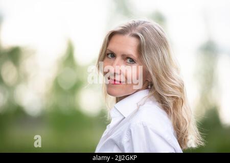 Portrait d'une belle femme européenne d'âge moyen. Femme blonde de cinquante ans avec un visage bien entretenu en gros plan. Banque D'Images