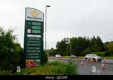 Yeovil, Somerset, Royaume-Uni. 22nd juillet 2022. Prix du carburant à la station-service de Morrisons à Yeovil dans le Somerset où le prix de l'essence sans plomb est de 173,7p et celui du diesel de 185,7p. À 20 kilomètres de la station-service de Morrisons à Bridport à Dorset, les clients paient plus cher que prévu avec de l'essence sans plomb à 192,9p et du diesel à 196,9p, soit 19,2p de plus pour du carburant sans plomb et 11,2p de plus pour du carburant diesel. (Images des prix de Bridport incluses dans l'ensemble). Crédit photo : Graham Hunt/Alamy Live News Banque D'Images