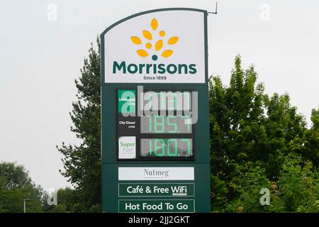 Yeovil, Somerset, Royaume-Uni. 22nd juillet 2022. Prix du carburant à la station-service de Morrisons à Yeovil dans le Somerset où le prix de l'essence sans plomb est de 173,7p et celui du diesel de 185,7p. À 20 kilomètres de la station-service de Morrisons à Bridport à Dorset, les clients paient plus cher que prévu avec de l'essence sans plomb à 192,9p et du diesel à 196,9p, soit 19,2p de plus pour du carburant sans plomb et 11,2p de plus pour du carburant diesel. (Images des prix de Bridport incluses dans l'ensemble). Crédit photo : Graham Hunt/Alamy Live News Banque D'Images