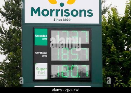 Yeovil, Somerset, Royaume-Uni. 22nd juillet 2022. Prix du carburant à la station-service de Morrisons à Yeovil dans le Somerset où le prix de l'essence sans plomb est de 173,7p et celui du diesel de 185,7p. À 20 kilomètres de la station-service de Morrisons à Bridport à Dorset, les clients paient plus cher que prévu avec de l'essence sans plomb à 192,9p et du diesel à 196,9p, soit 19,2p de plus pour du carburant sans plomb et 11,2p de plus pour du carburant diesel. (Images des prix de Bridport incluses dans l'ensemble). Crédit photo : Graham Hunt/Alamy Live News Banque D'Images