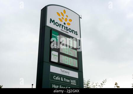 Yeovil, Somerset, Royaume-Uni. 22nd juillet 2022. Prix du carburant à la station-service de Morrisons à Yeovil dans le Somerset où le prix de l'essence sans plomb est de 173,7p et celui du diesel de 185,7p. À 20 kilomètres de la station-service de Morrisons à Bridport à Dorset, les clients paient plus cher que prévu avec de l'essence sans plomb à 192,9p et du diesel à 196,9p, soit 19,2p de plus pour du carburant sans plomb et 11,2p de plus pour du carburant diesel. (Images des prix de Bridport incluses dans l'ensemble). Crédit photo : Graham Hunt/Alamy Live News Banque D'Images