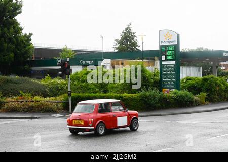 Yeovil, Somerset, Royaume-Uni. 22nd juillet 2022. Prix du carburant à la station-service de Morrisons à Yeovil dans le Somerset où le prix de l'essence sans plomb est de 173,7p et celui du diesel de 185,7p. À 20 kilomètres de la station-service de Morrisons à Bridport à Dorset, les clients paient plus cher que prévu avec de l'essence sans plomb à 192,9p et du diesel à 196,9p, soit 19,2p de plus pour du carburant sans plomb et 11,2p de plus pour du carburant diesel. (Images des prix de Bridport incluses dans l'ensemble). Crédit photo : Graham Hunt/Alamy Live News Banque D'Images