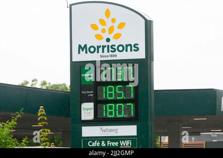 Yeovil, Somerset, Royaume-Uni. 22nd juillet 2022. Prix du carburant à la station-service de Morrisons à Yeovil dans le Somerset où le prix de l'essence sans plomb est de 173,7p et celui du diesel de 185,7p. À 20 kilomètres de la station-service de Morrisons à Bridport à Dorset, les clients paient plus cher que prévu avec de l'essence sans plomb à 192,9p et du diesel à 196,9p, soit 19,2p de plus pour du carburant sans plomb et 11,2p de plus pour du carburant diesel. (Images des prix de Bridport incluses dans l'ensemble). Crédit photo : Graham Hunt/Alamy Live News Banque D'Images