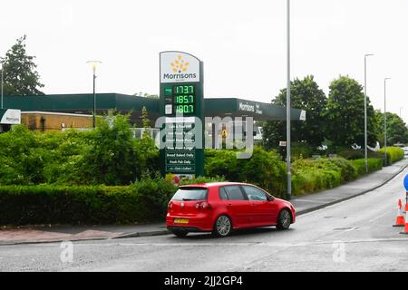 Yeovil, Somerset, Royaume-Uni. 22nd juillet 2022. Prix du carburant à la station-service de Morrisons à Yeovil dans le Somerset où le prix de l'essence sans plomb est de 173,7p et celui du diesel de 185,7p. À 20 kilomètres de la station-service de Morrisons à Bridport à Dorset, les clients paient plus cher que prévu avec de l'essence sans plomb à 192,9p et du diesel à 196,9p, soit 19,2p de plus pour du carburant sans plomb et 11,2p de plus pour du carburant diesel. (Images des prix de Bridport incluses dans l'ensemble). Crédit photo : Graham Hunt/Alamy Live News Banque D'Images