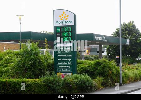 Yeovil, Somerset, Royaume-Uni. 22nd juillet 2022. Prix du carburant à la station-service de Morrisons à Yeovil dans le Somerset où le prix de l'essence sans plomb est de 173,7p et celui du diesel de 185,7p. À 20 kilomètres de la station-service de Morrisons à Bridport à Dorset, les clients paient plus cher que prévu avec de l'essence sans plomb à 192,9p et du diesel à 196,9p, soit 19,2p de plus pour du carburant sans plomb et 11,2p de plus pour du carburant diesel. (Images des prix de Bridport incluses dans l'ensemble). Crédit photo : Graham Hunt/Alamy Live News Banque D'Images
