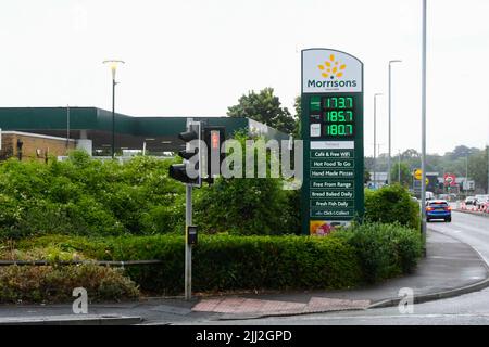 Yeovil, Somerset, Royaume-Uni. 22nd juillet 2022. Prix du carburant à la station-service de Morrisons à Yeovil dans le Somerset où le prix de l'essence sans plomb est de 173,7p et celui du diesel de 185,7p. À 20 kilomètres de la station-service de Morrisons à Bridport à Dorset, les clients paient plus cher que prévu avec de l'essence sans plomb à 192,9p et du diesel à 196,9p, soit 19,2p de plus pour du carburant sans plomb et 11,2p de plus pour du carburant diesel. (Images des prix de Bridport incluses dans l'ensemble). Crédit photo : Graham Hunt/Alamy Live News Banque D'Images