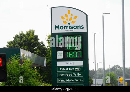 Yeovil, Somerset, Royaume-Uni. 22nd juillet 2022. Prix du carburant à la station-service de Morrisons à Yeovil dans le Somerset où le prix de l'essence sans plomb est de 173,7p et celui du diesel de 185,7p. À 20 kilomètres de la station-service de Morrisons à Bridport à Dorset, les clients paient plus cher que prévu avec de l'essence sans plomb à 192,9p et du diesel à 196,9p, soit 19,2p de plus pour du carburant sans plomb et 11,2p de plus pour du carburant diesel. (Images des prix de Bridport incluses dans l'ensemble). Crédit photo : Graham Hunt/Alamy Live News Banque D'Images