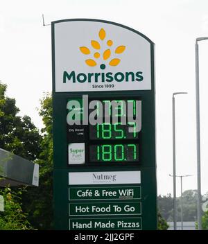 Yeovil, Somerset, Royaume-Uni. 22nd juillet 2022. Prix du carburant à la station-service de Morrisons à Yeovil dans le Somerset où le prix de l'essence sans plomb est de 173,7p et celui du diesel de 185,7p. À 20 kilomètres de la station-service de Morrisons à Bridport à Dorset, les clients paient plus cher que prévu avec de l'essence sans plomb à 192,9p et du diesel à 196,9p, soit 19,2p de plus pour du carburant sans plomb et 11,2p de plus pour du carburant diesel. (Images des prix de Bridport incluses dans l'ensemble). Crédit photo : Graham Hunt/Alamy Live News Banque D'Images