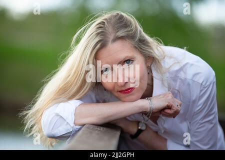 Portrait d'une belle femme d'âge moyen de type européen. Femme blonde de cinquante ans avec un visage bien entretenu en gros plan. Banque D'Images