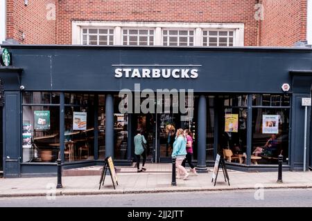 Dorking Surrey Hills Royaume-Uni, 06 juillet 2022, entrée au café Starbucks High Streert avec enseigne et logo Banque D'Images